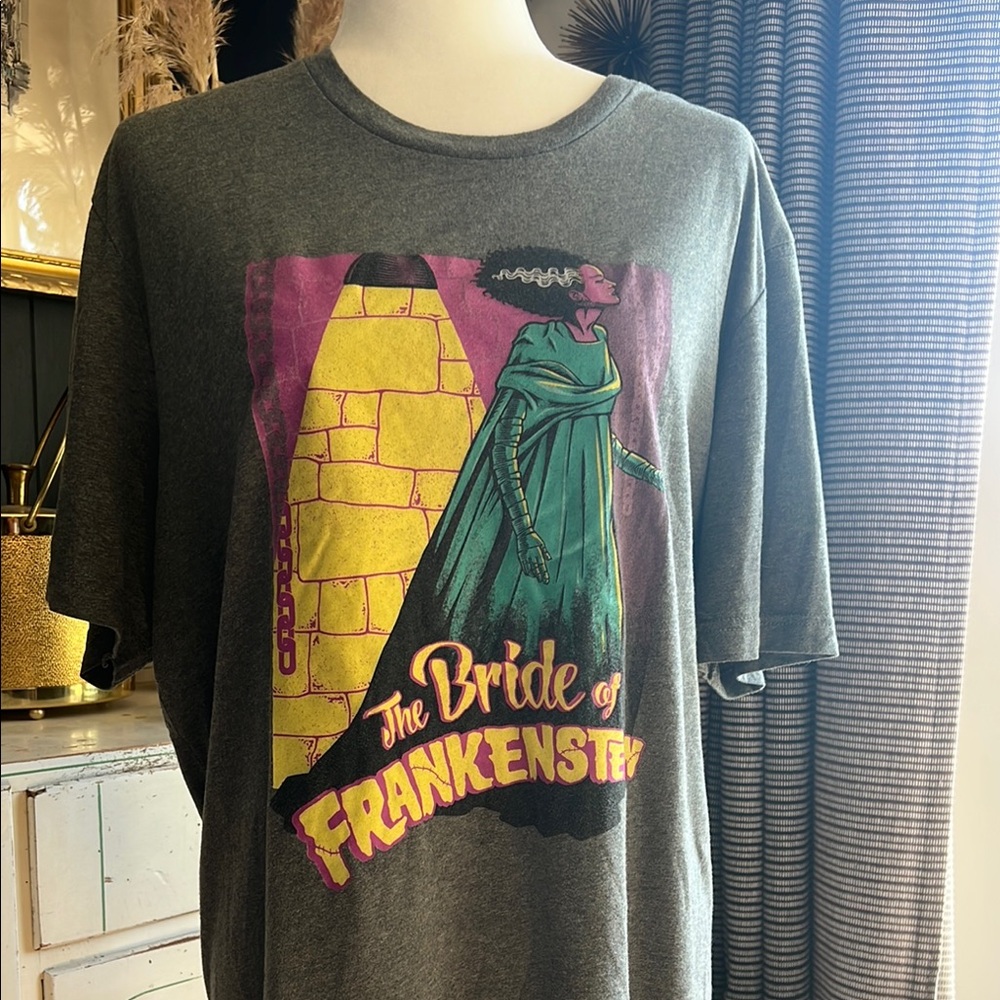 Bride of Frankenstein Gray Graphic T-Shirt Unique Vintage x Universal Monsters - Picture 2 of 5